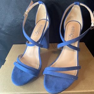 Cool blue strapy heels 💙